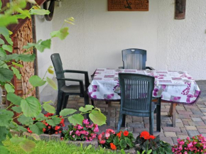Гостиница Holiday Home in Sohl with Terrace Garden BBQ Deckchairs  Бад-Эльстер